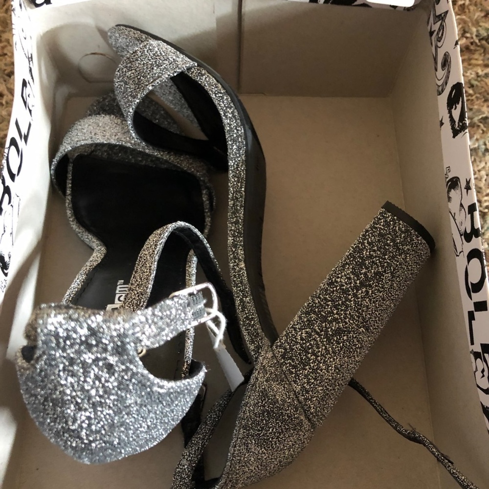 NEW with tags women’s sassy pumps!